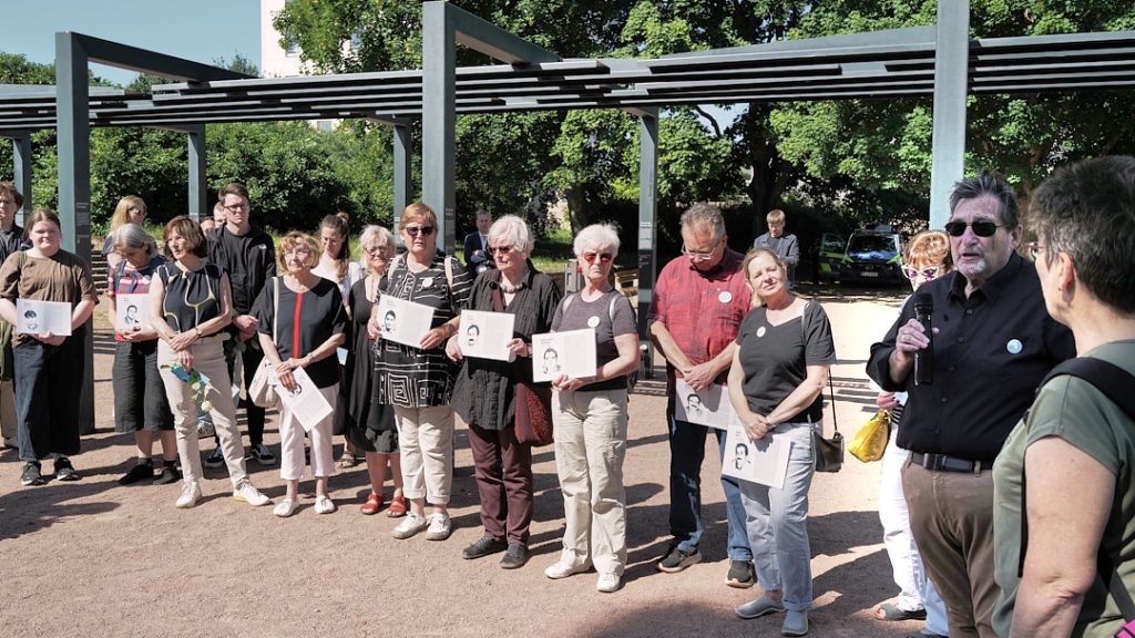 Die Namen aller Opfer des NSU wurden von den Omas gegen Rechts vorgelesen.
