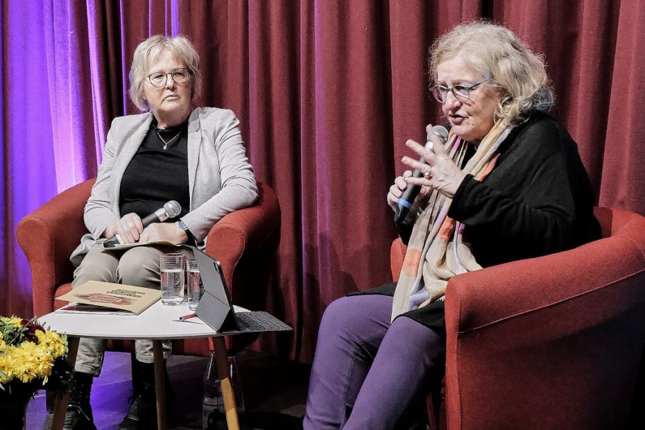 Petra Weis (l.) im Gespräch mit der SPD-Landtagsabgeordneten Dorothea Marx.